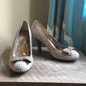 Sofft woven pumps with bow detail on toes Sz 8